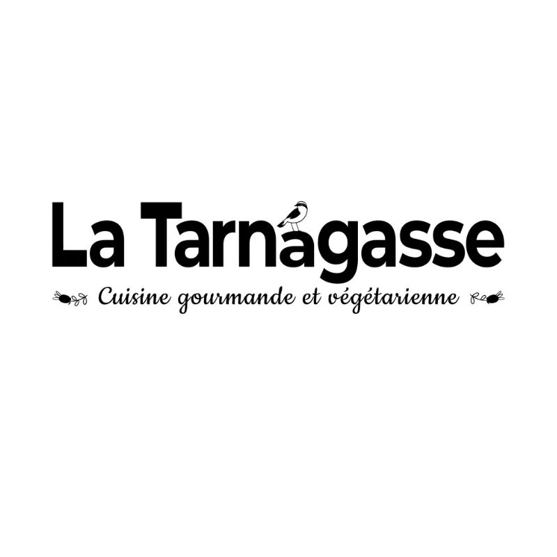 LaTarnagasse Logo La Tarnagasse, cuisine gourmande végétarienne en noir et blanc, avec un oiseau tenant une branche dans son bec