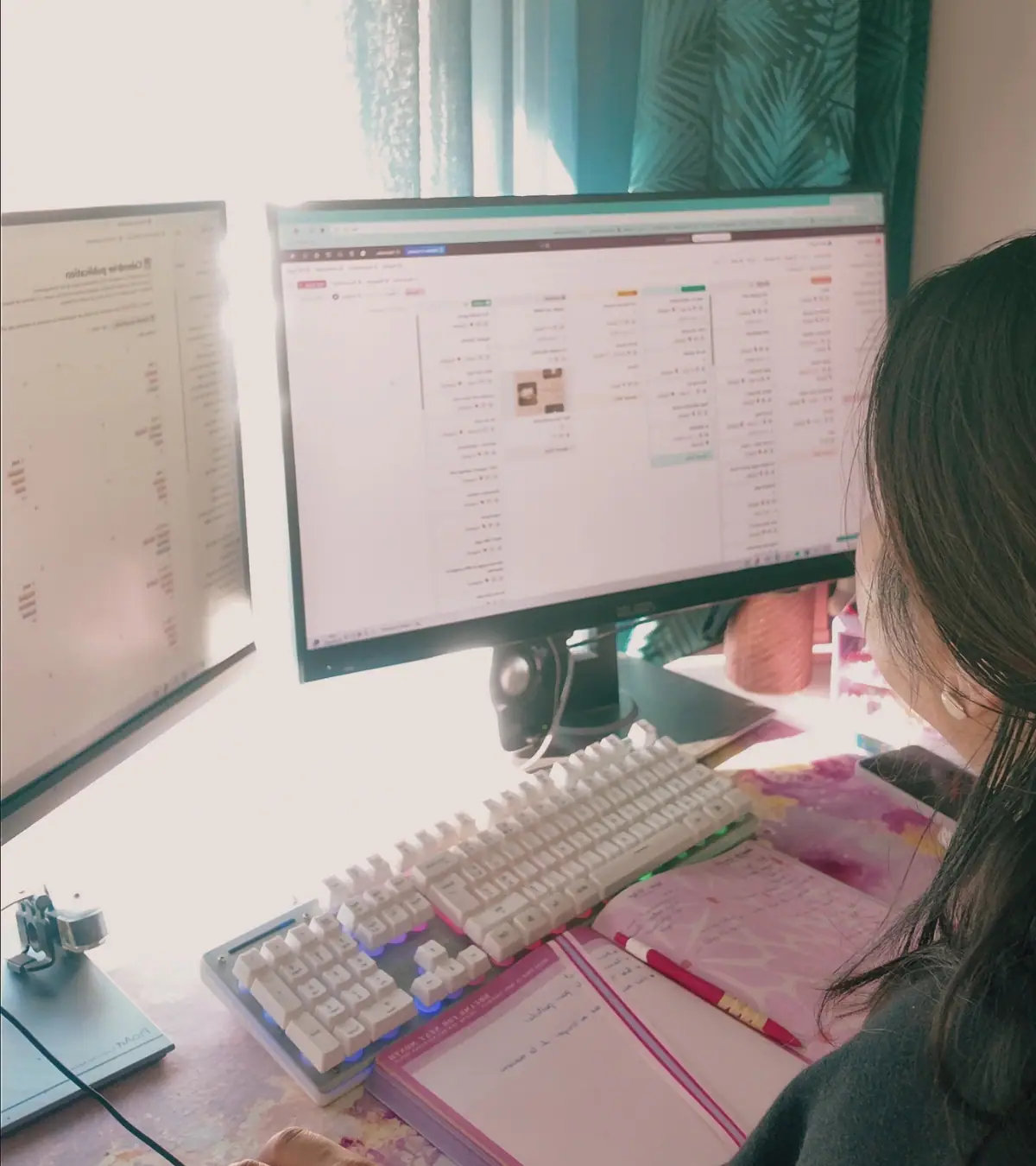 Ambiance d'un espace de travail avec une personne vue de dos et les écrans d'ordinateur